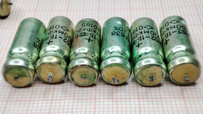 Нижняя сторона танталовых конденсаторов К52-1Б