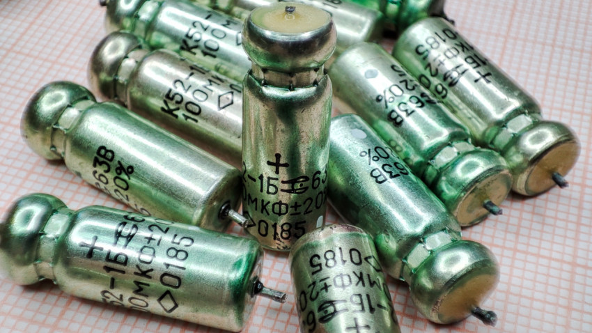 Вертикально установленный конденсатор К52-1Б среди других
