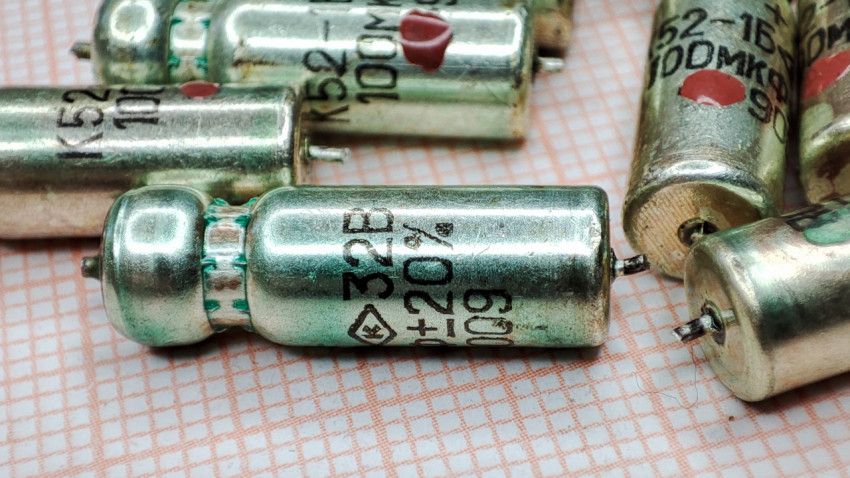 Танталовый конденсатор К52-1Б среди аналогичных элементов