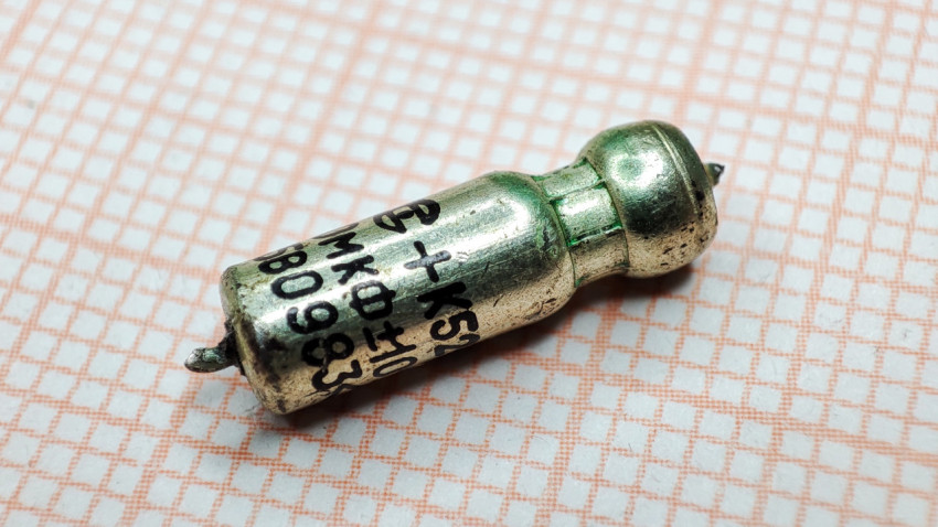 Танталовый конденсатор К52-1 с маркировкой на металлическом корпусе