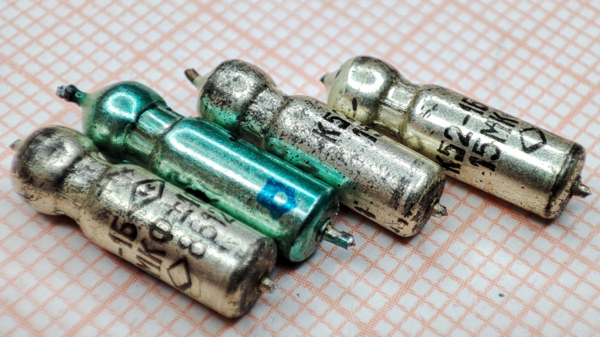 Группа танталовых конденсаторов К52-1Б на бумажной подложке