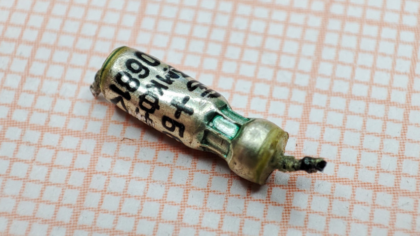 Изношенный конденсатор К52-1 на 068 мкФ 6,3 В
