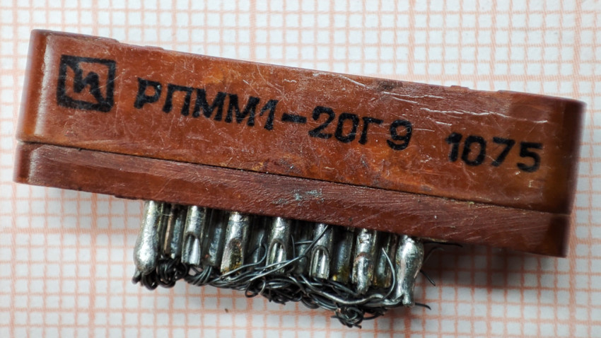 Разъём РПММ1-20Г9 с крупным планом на маркировку