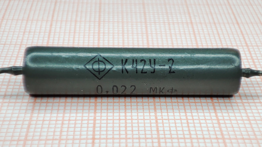 Конденсатор К42У-2 с маркировкой 0,022 мкФ крупным планом