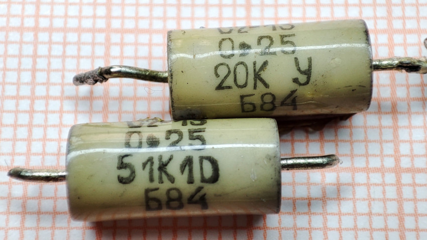 Резисторы С2-13 51К1D и 20К крупным планом