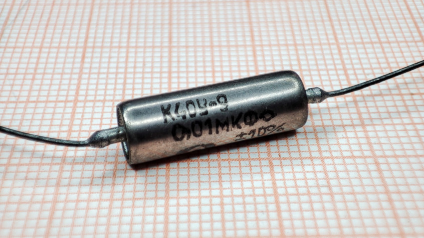 Цилиндрический конденсатор К40У-9 с маркировкой 0,01 мкФ