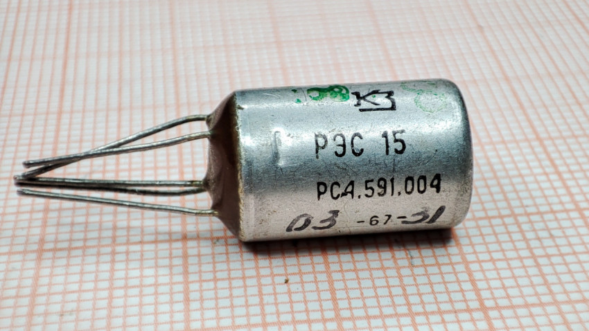 Электромагнитное реле РЭС-15 РС4.591.004 на миллиметровой бумаге