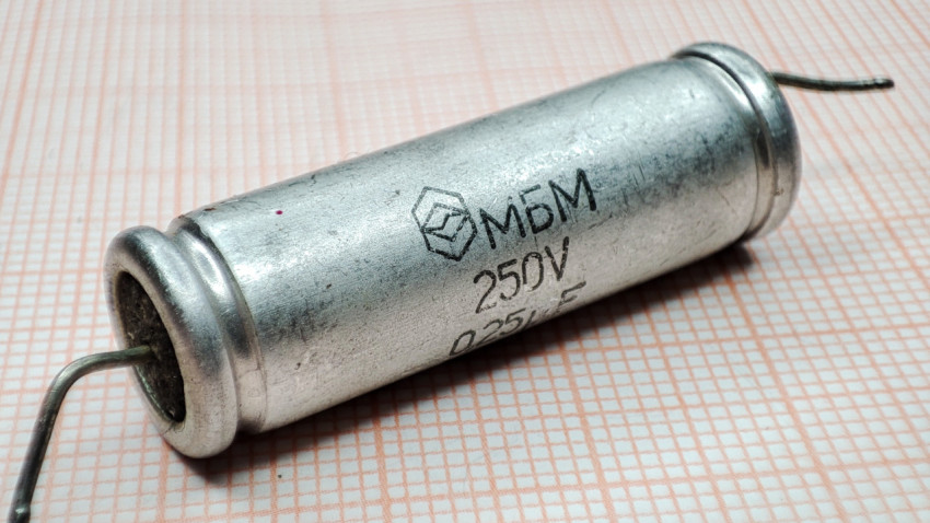 Металлобумажный конденсатор МБМ 250В на бумажной поверхности