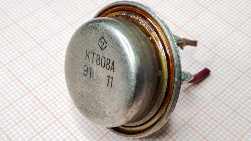 Транзистор КТ808А с маркировкой на металлическом корпусе
