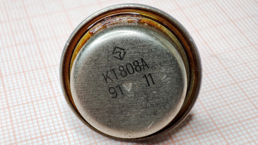 Транзистор КТ808А с чёткой маркировкой на крышке