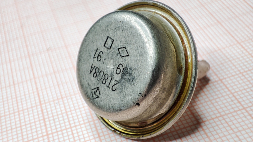 Маркировка на корпусе транзистора 2Т808А крупным планом