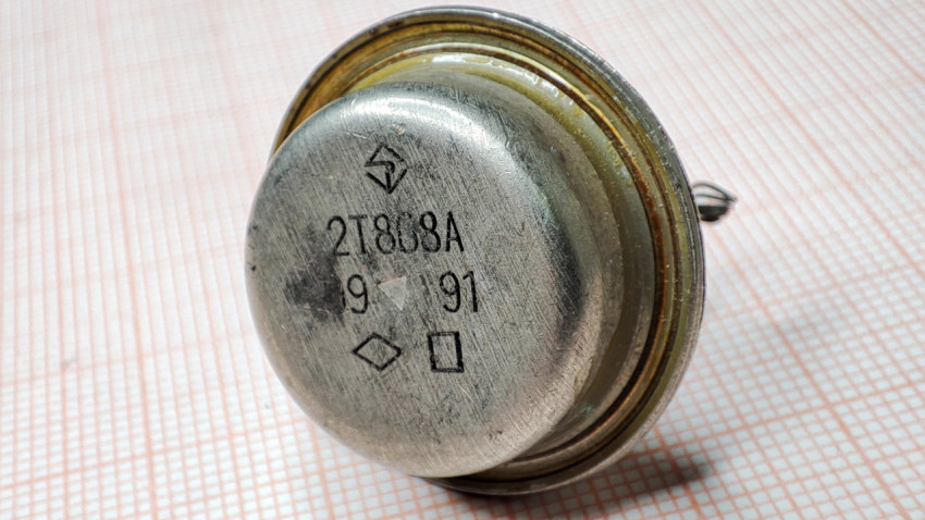 Верхняя часть транзистора 2Т808А с чёткой маркировкой