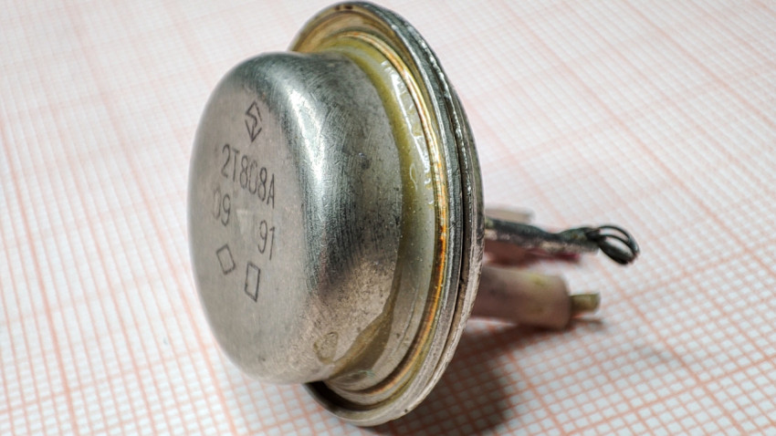 Крупный план транзистора 2Т808А под углом
