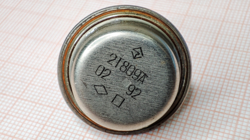 Верхняя часть транзистора 2Т809А с маркировкой и прокладкой