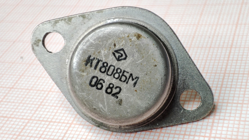 Транзистор КТ808БМ с маркировкой 06 82 крупным планом