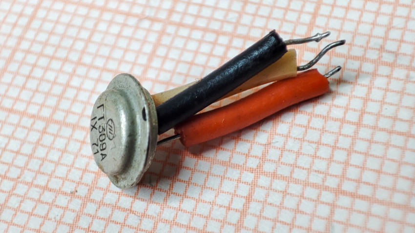Германиевый транзистор ГТ309А для усиления высокочастотных сигналов крупным планом