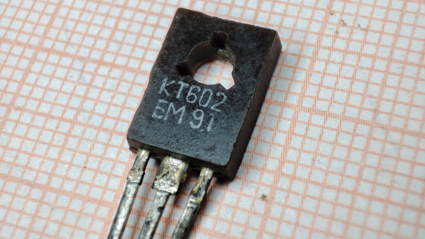 Транзистор КТ602БМ структуры n-p-n на бумаге с сеткой крупным планом