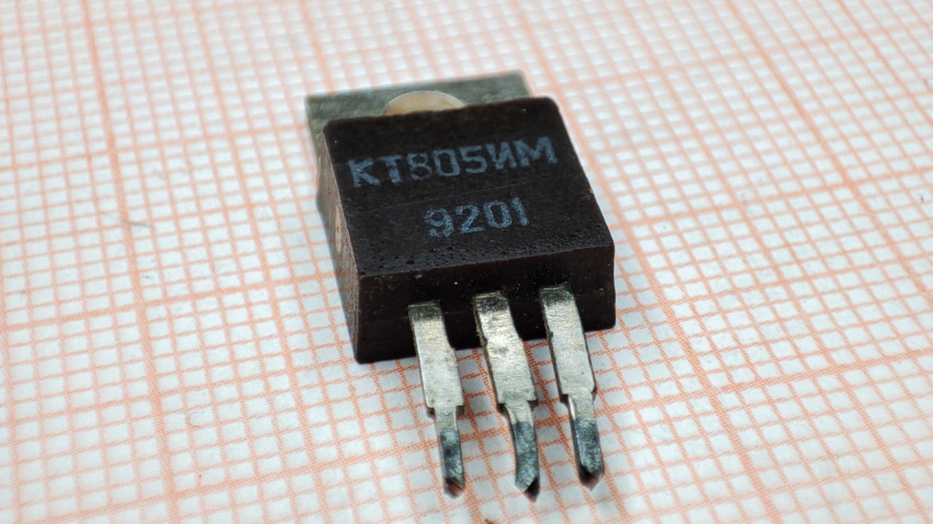 Транзистор КТ805ИМ на миллиметровой бумаге для электронных проектов