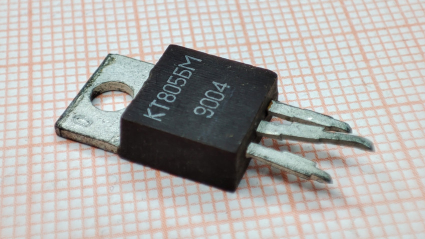 Транзистор КТ805БМ на миллиметровой бумаге крупным планом для электронных проектов