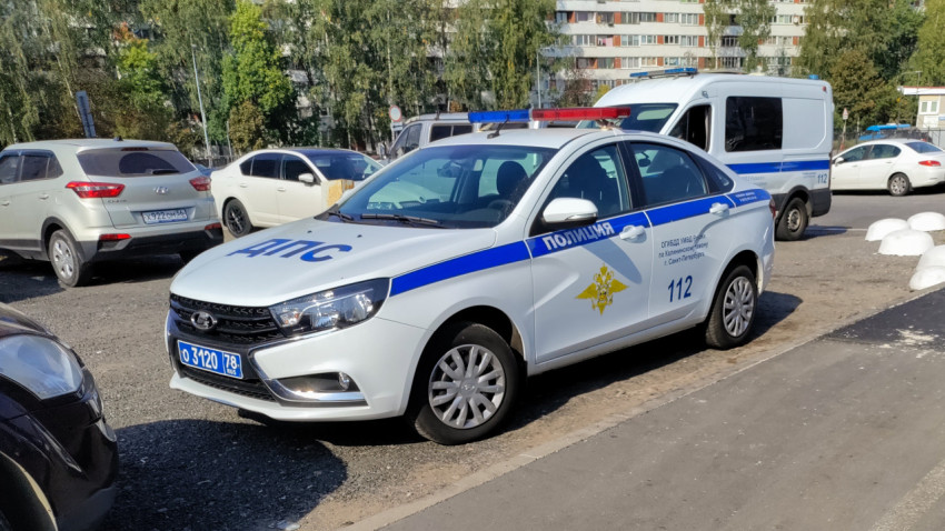 Полицейский автомобиль ДПС на стоянке у жилого квартала