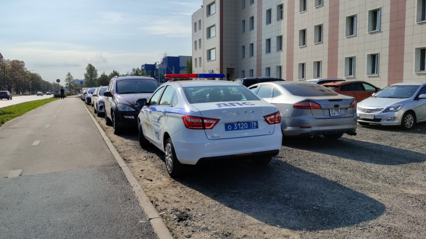 Полицейский автомобиль у здания МВД в Санкт-Петербурге