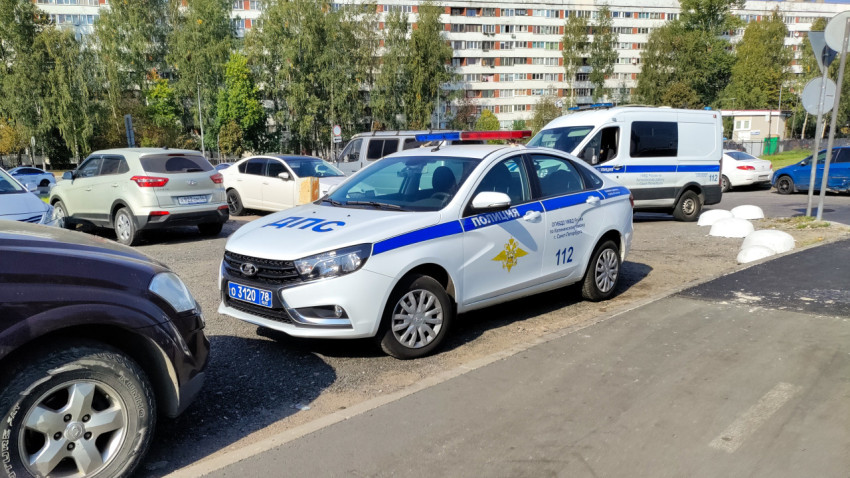 Патрульная машина ДПС рядом с административным зданием