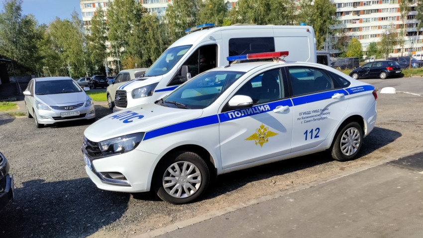 Служебные автомобили полиции у здания ГИБДД