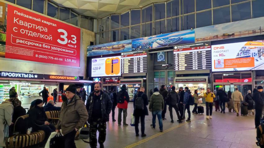 Люди в зале ожидания Московского вокзала в Санкт-Петербурге