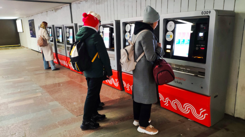 Люди покупают билеты в метро
