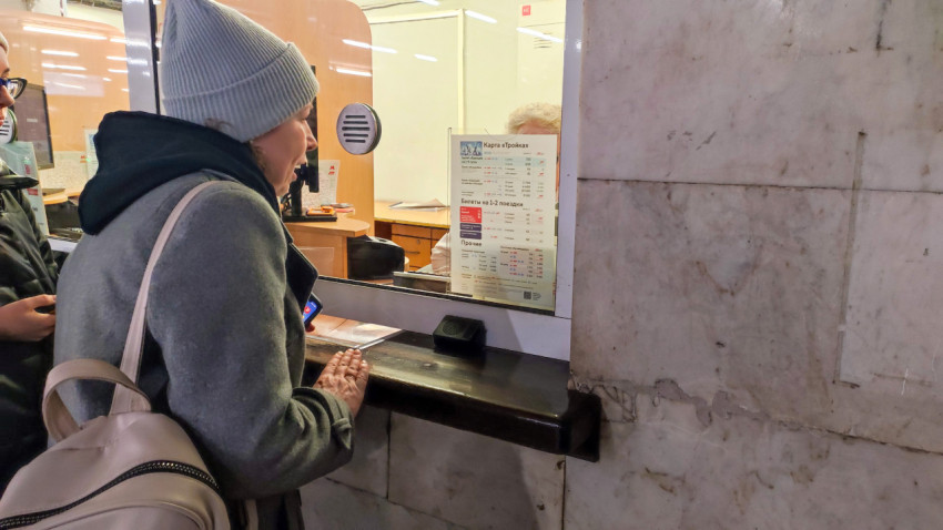 Женщина покупает билеты на метро