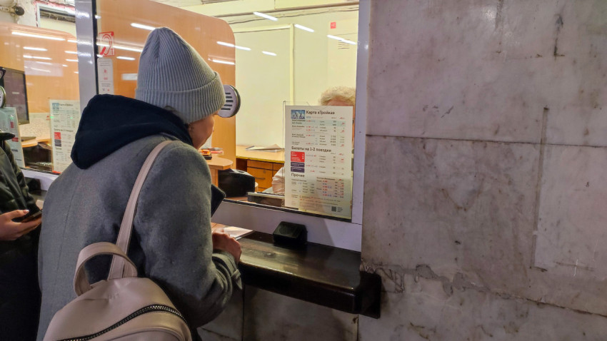 Женщина перед кассой метро