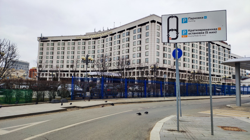 Большое белое здание гостиницы Славянская