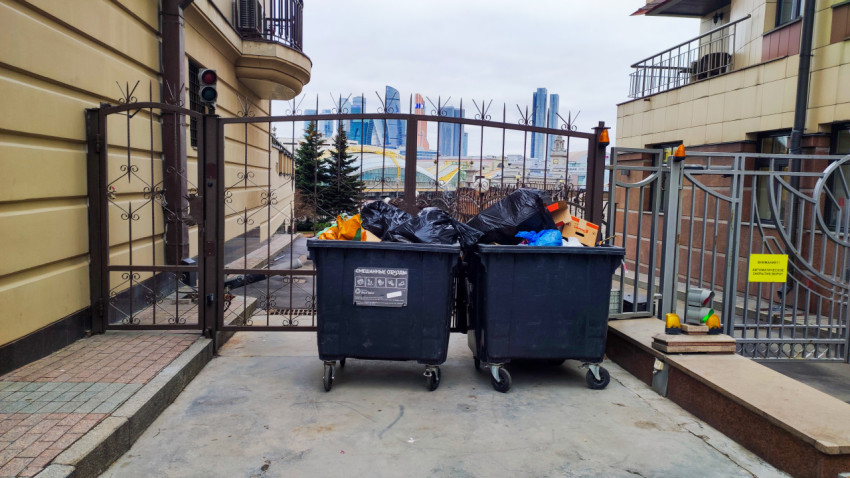 Два мусорных контейнера у ворот