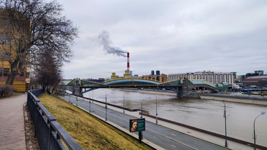 Вид на пешеходный мост Богдана Хмельницкого