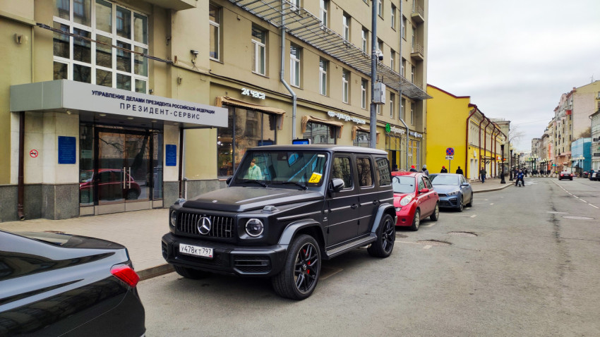Линия припаркованных автомобилей у здания Офиса Президента Российской Федерации