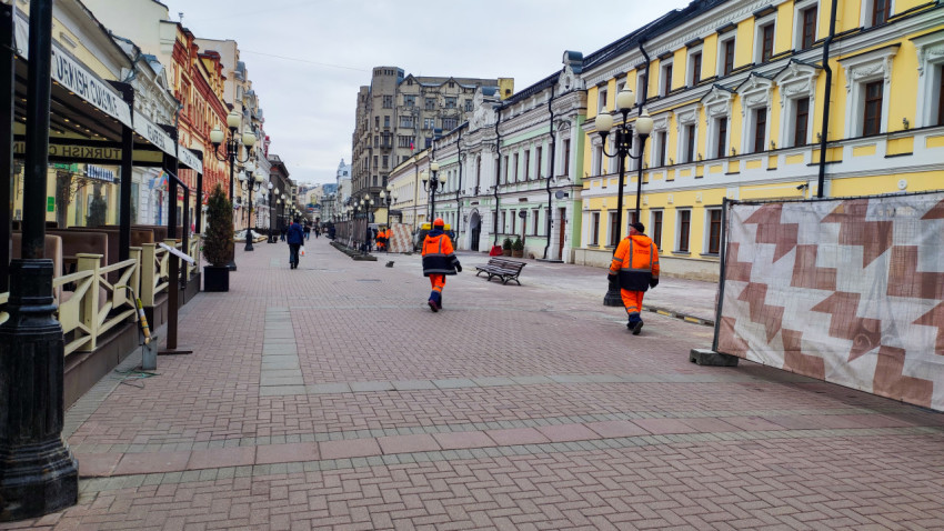 Коммунальщики на Арбате в Москве