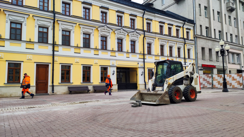 Коммунальная техника и рабочие на Арбате