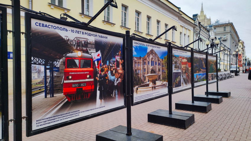 Фотографии на выставке «Посмотри в глаза Донбассу»