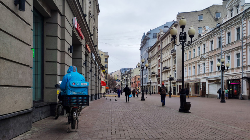 Доставщик на мопеде на Арбате