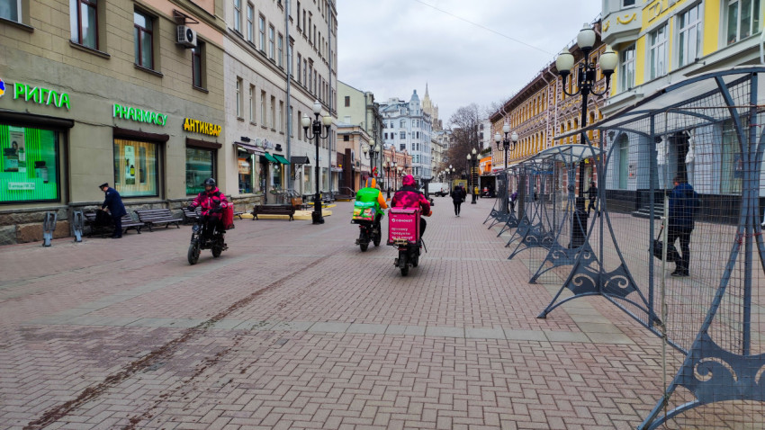 Доставщики на скутерах на Арбате в Москве