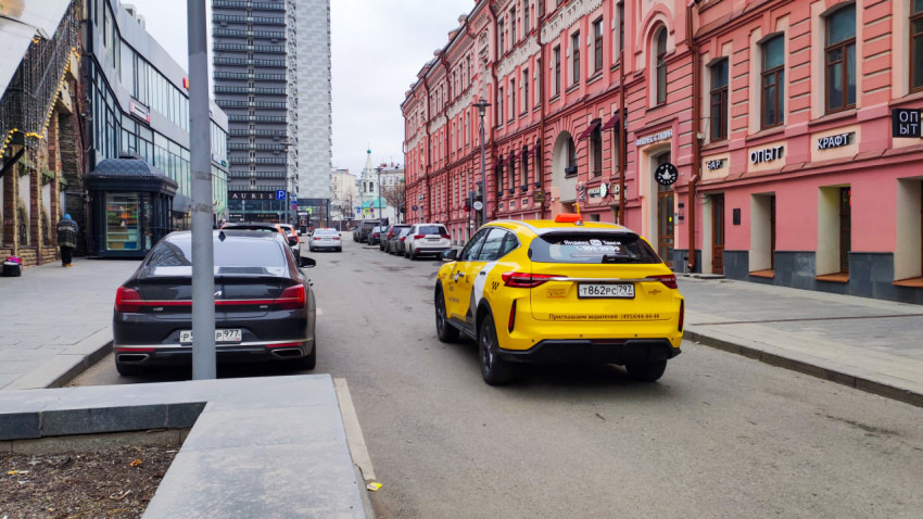 Желтое такси на Арбате в Москве