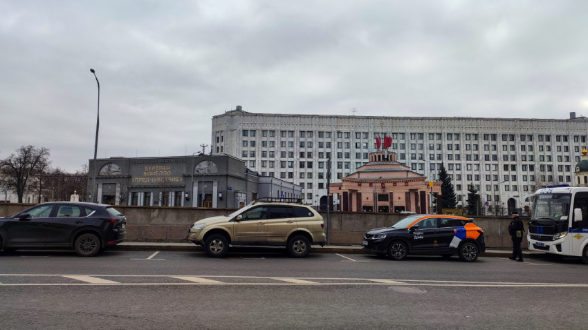 Вид на Третий дом Минобороны, Электро-театр и станцию ​​метро Арбатская в Москве.