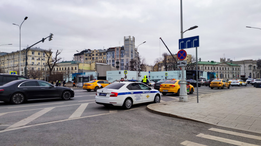Полицейская машина на улицах Москвы
