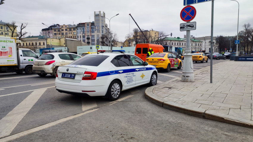 Полицейская машина на обочине дороги