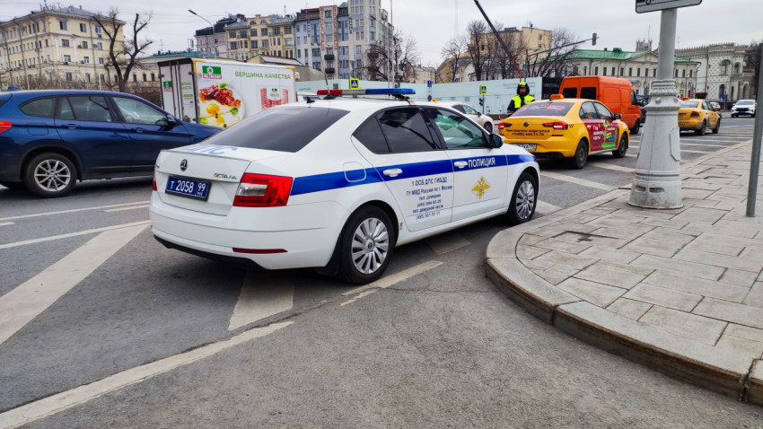 Полицейский автомобиль стоит у обочины