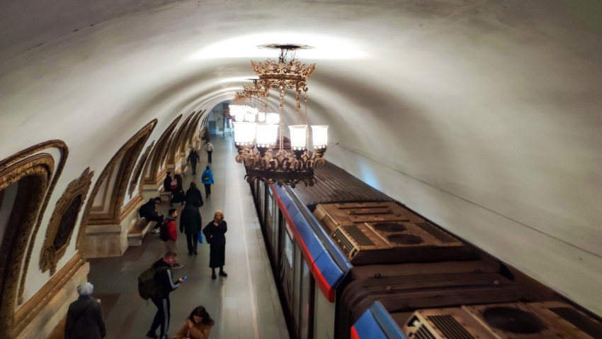 Вид на поезд на станции метро Киевская в Москве