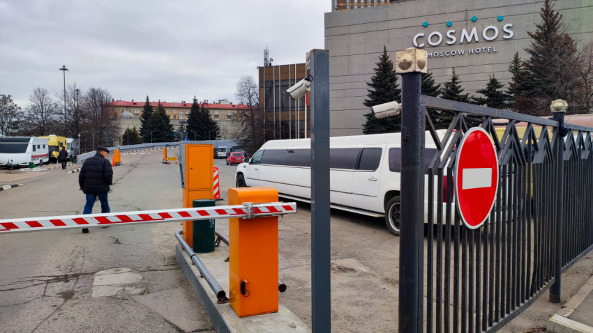 Шлагбаум при въезде на территорию гостиницы «Космос»