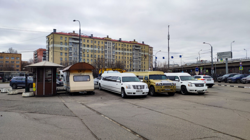Лимузины на парковке