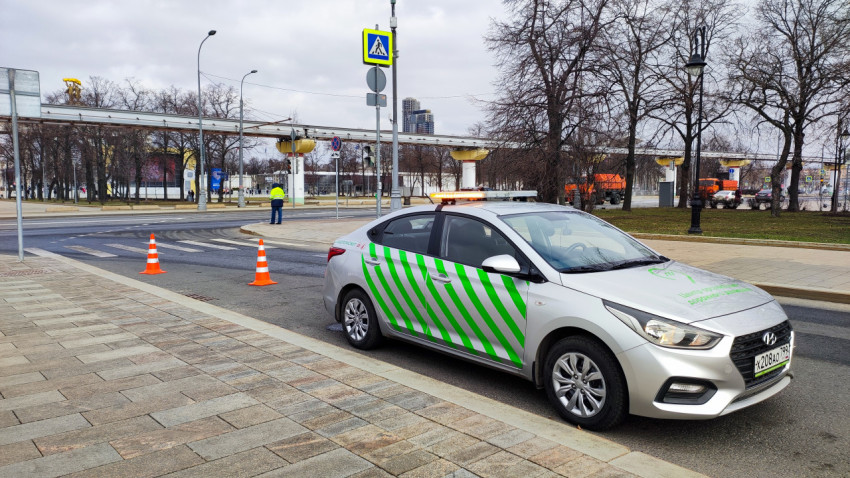 Автомобиль Центра организации дорожного движения на обочине