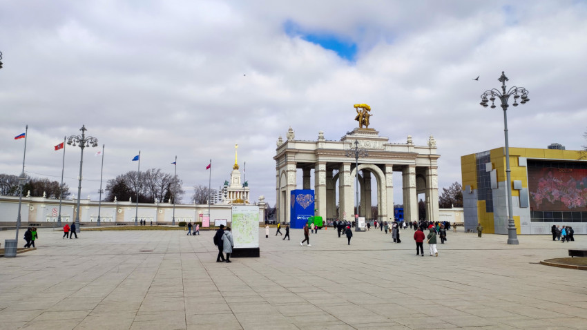 Люди у Арки Главного входа на ВДНХ